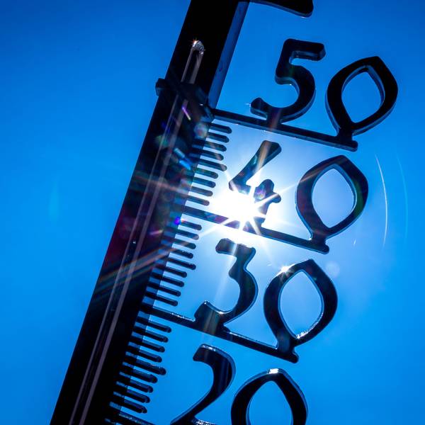 Das Bild zeigt ein Außenthermometer, das knapp 40 Grad anzeigt. Foto: Jens Büttner/dpa