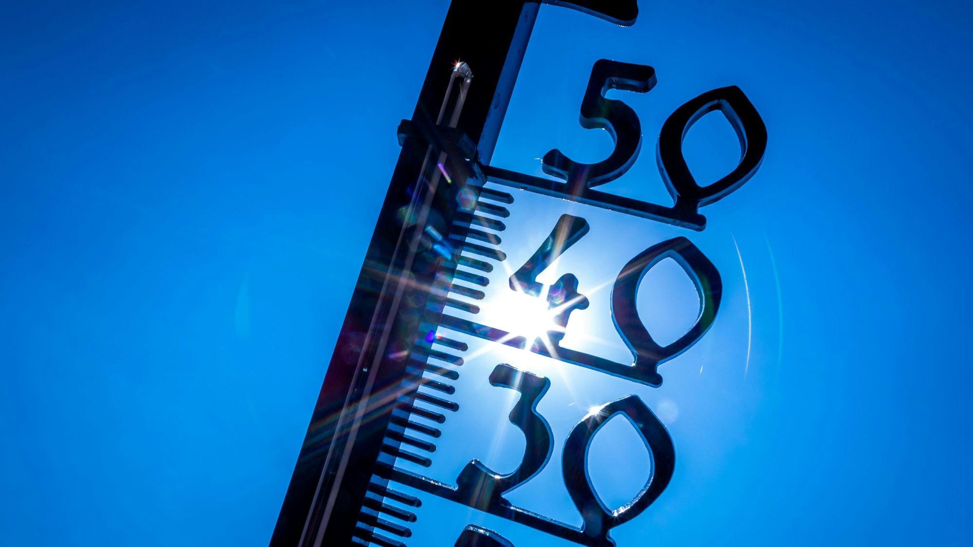 Das Bild zeigt ein Außenthermometer, das knapp 40 Grad anzeigt. Foto: Jens Büttner/dpa