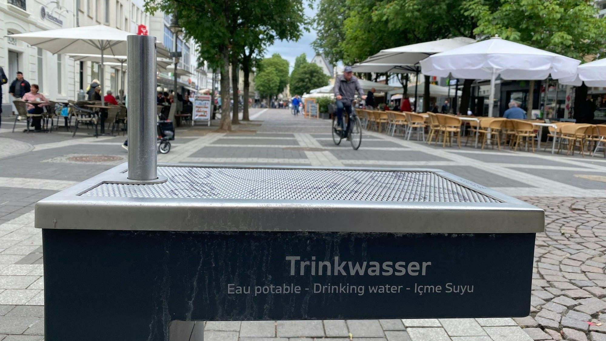 Zu sehen ist der defekte Wasserspender am Markt.