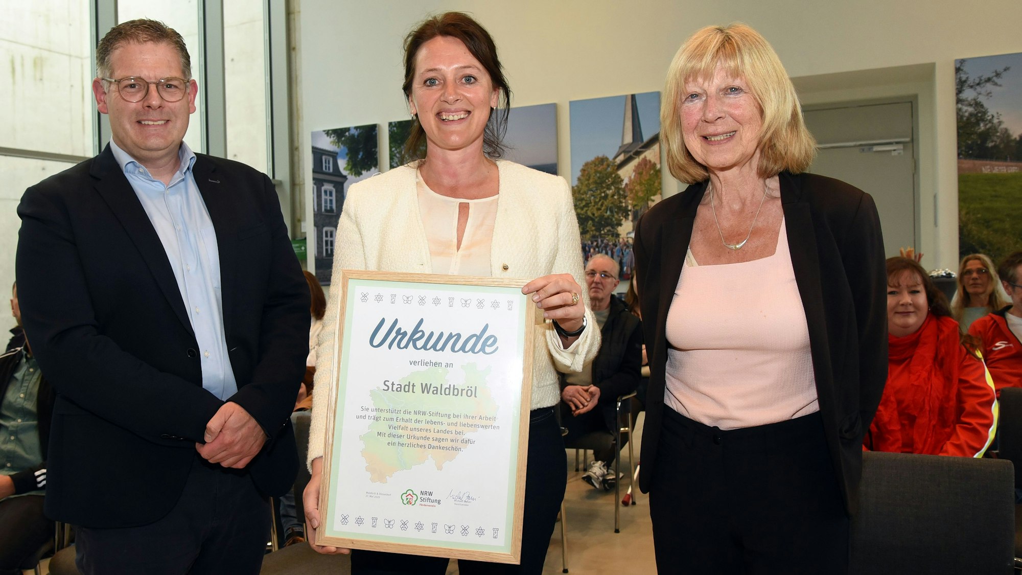 Mitgliedschaft besiegelt: Christoph Eickelmann und Regionalbotschafterin Jutta Krumm (rechts) von der NRW-Stiftung übergeben Waldbröls Bürgermeisterin Larissa Weber die Urkunde über die Mitgliedschaft im Förderverein der Stiftung.