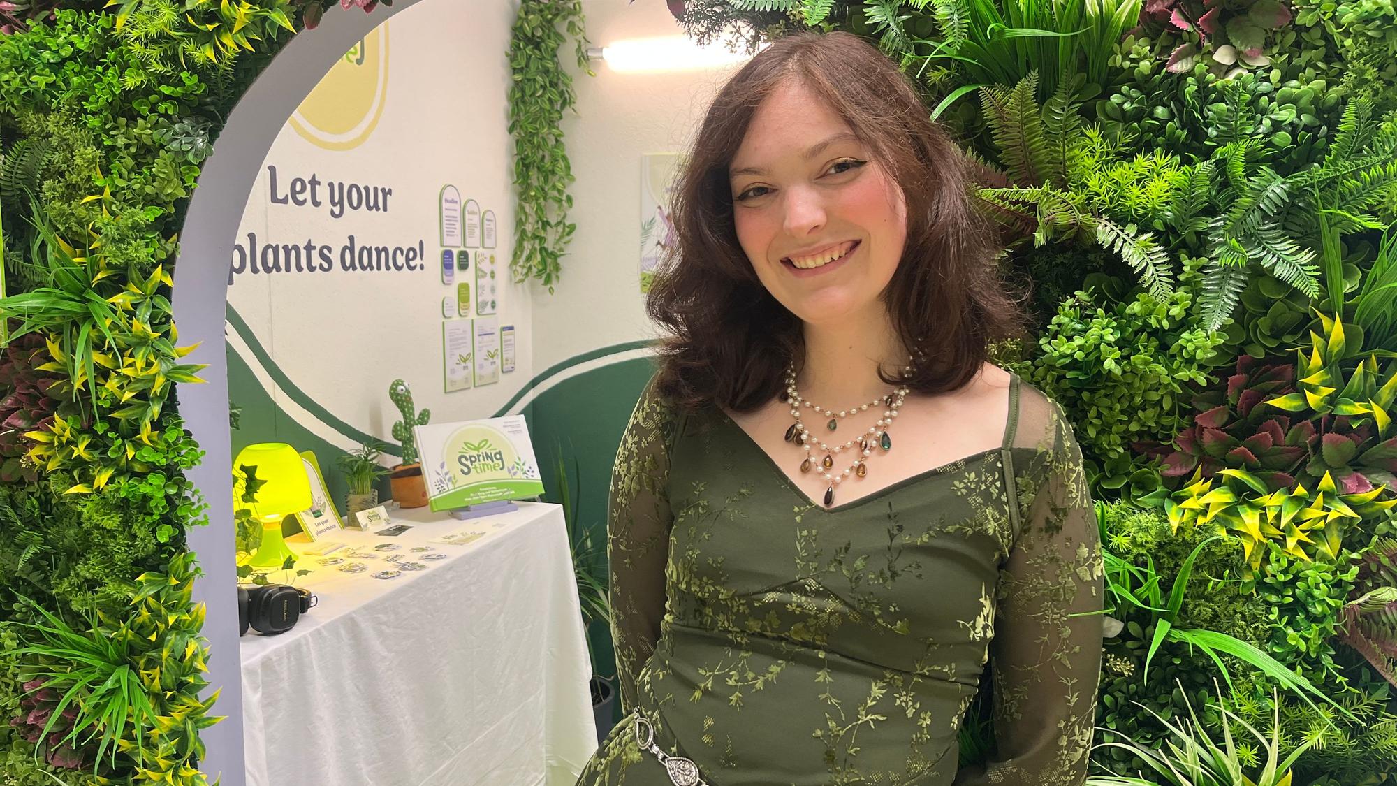 Mirah Werner lässt ihre Pflanzen tanzen, mit dreiprozentigem Wasserstoffperoxyd.