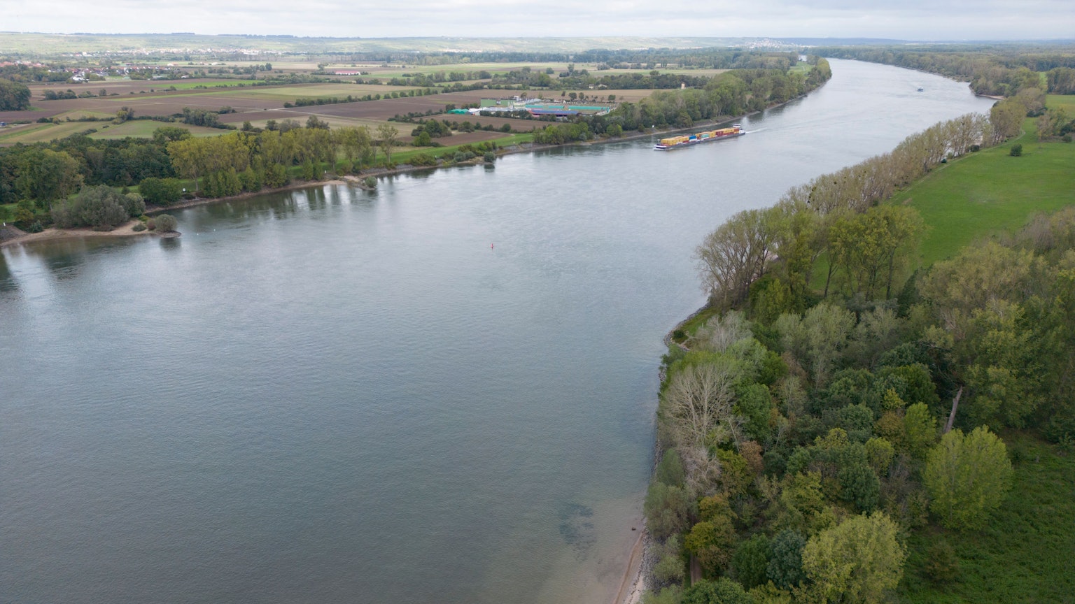 Die Rheingütestation Worms überwacht seit 1995 die Wasserqualität des Rheins, um Umweltkatastrophen wie 1986 zu vermeiden.