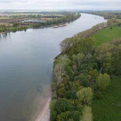 Die Rheingütestation Worms überwacht seit 1995 die Wasserqualität des Rheins, um Umweltkatastrophen wie 1986 zu vermeiden.