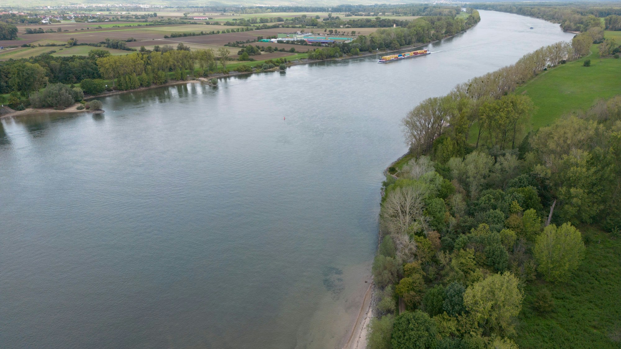 Die Rheingütestation Worms überwacht seit 1995 die Wasserqualität des Rheins, um Umweltkatastrophen wie 1986 zu vermeiden.