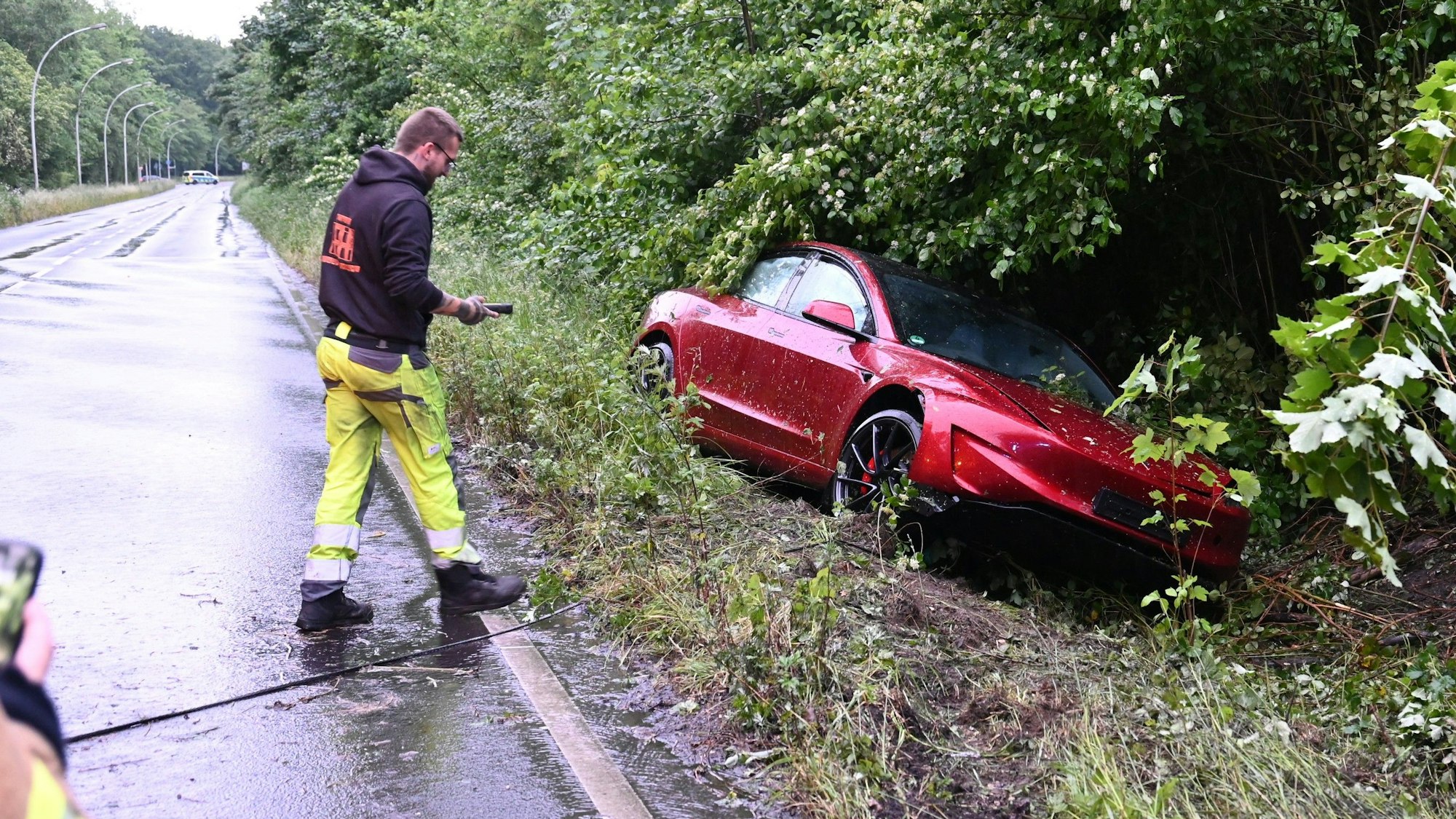 Das Bild zeigt einen im Graben liegenden Pkw