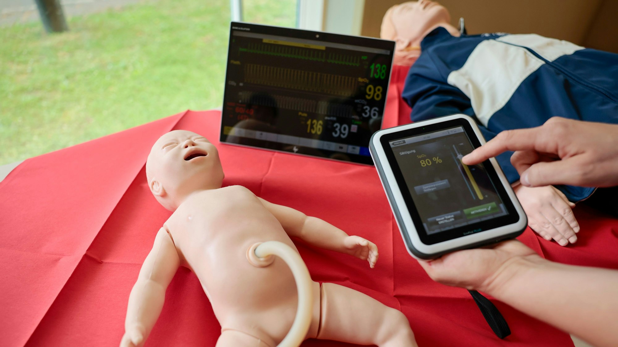 Eine Puppe liegt auf dem Tisch.