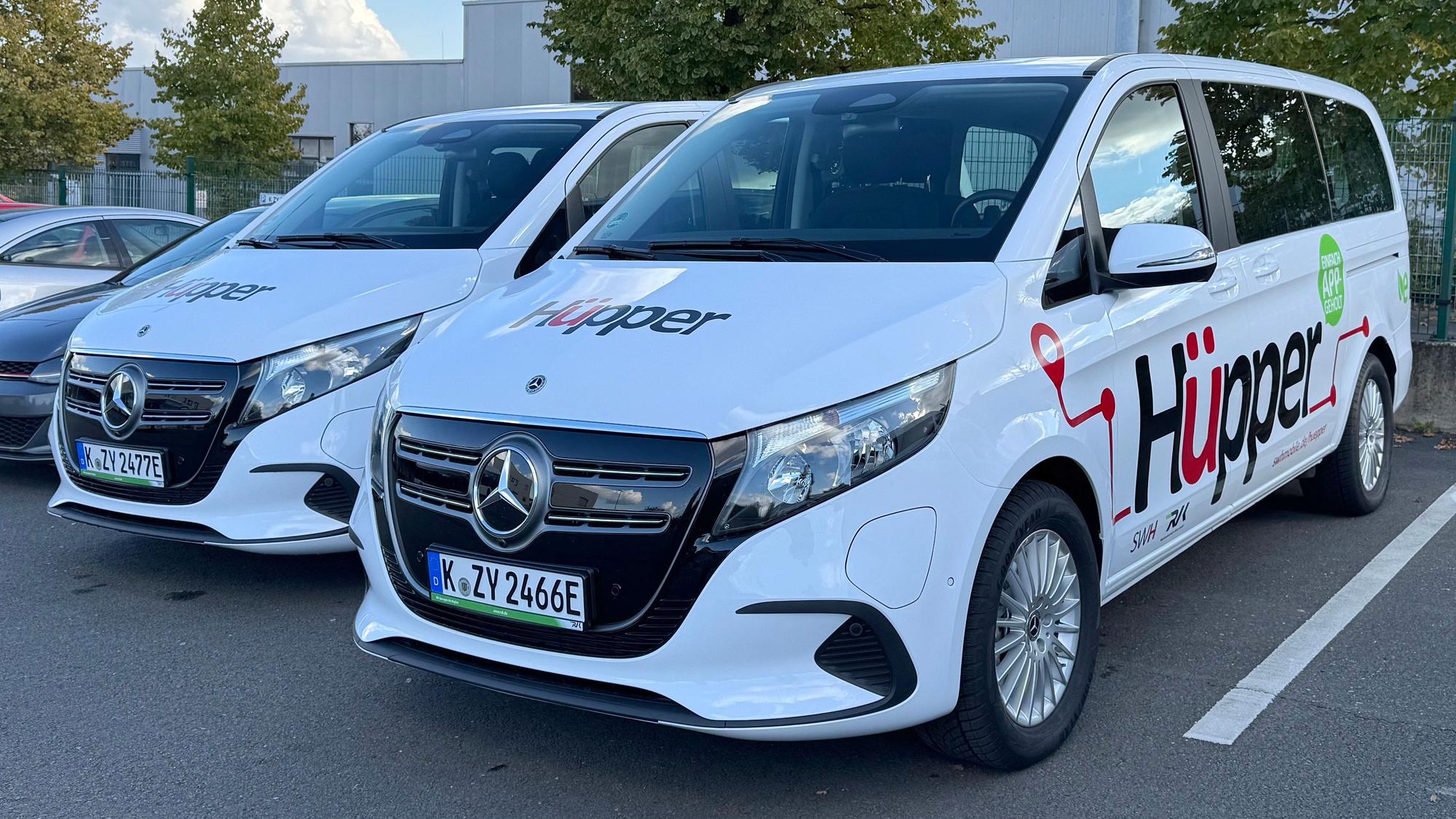 Das Foto zeigt zwei Mercedes-Großraumlimousinen mit der Aufschrift Hüpper auf Türen und Motorhaube.