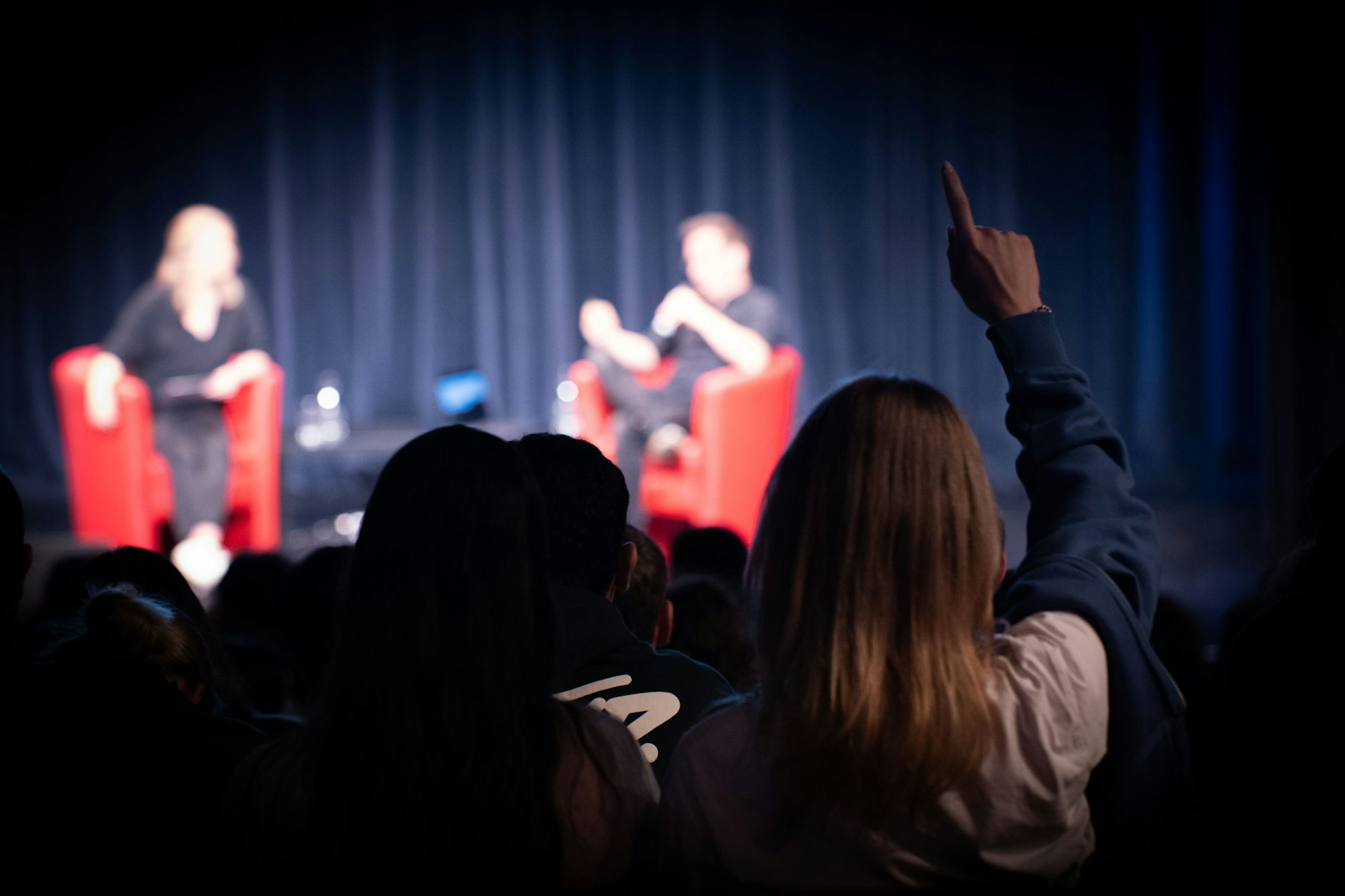 Ein Mädchen zeigt auf.