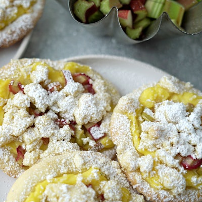 Streuselschnecken mit Pudding und Rhabarber liegen auf einem Teller