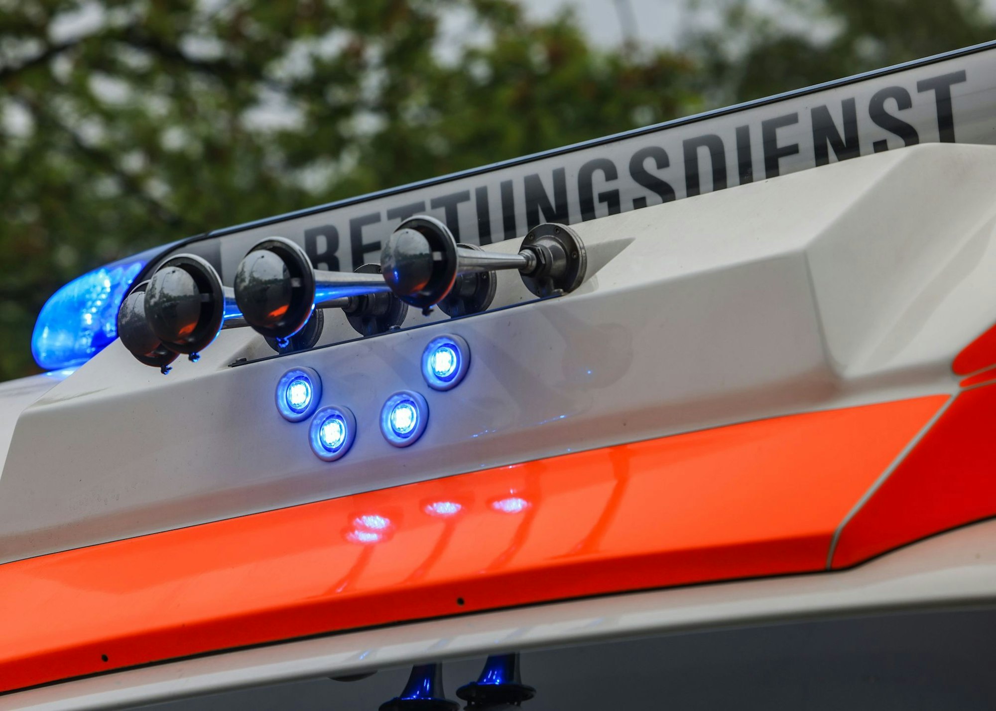 Nach einem Unfall mit fünf beteiligten Autos auf der A448 in Bochum sind drei Menschen in Krankenhäuser gebracht worden.