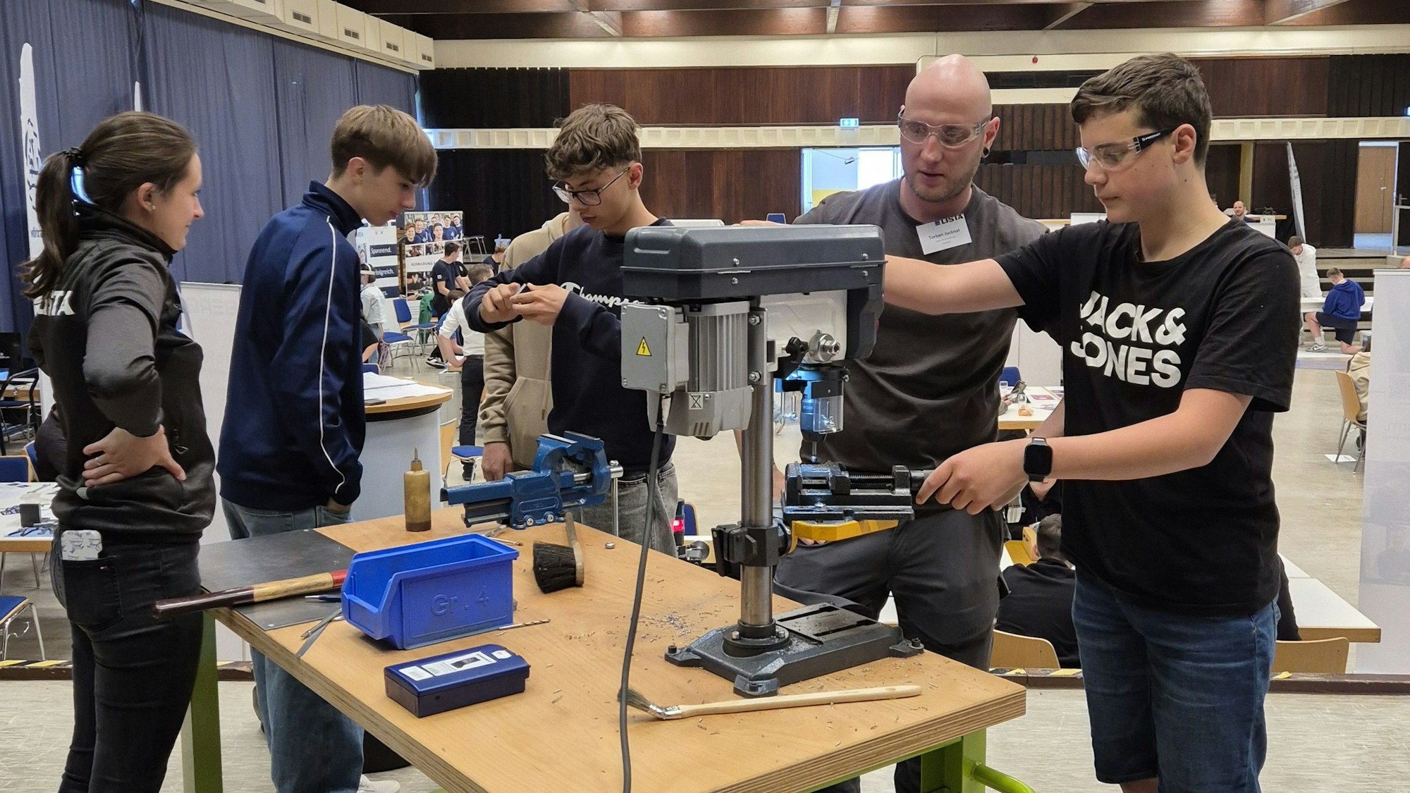 In der Sekundarschule Wiehl TOB fand ein Berufswahlparcours statt.