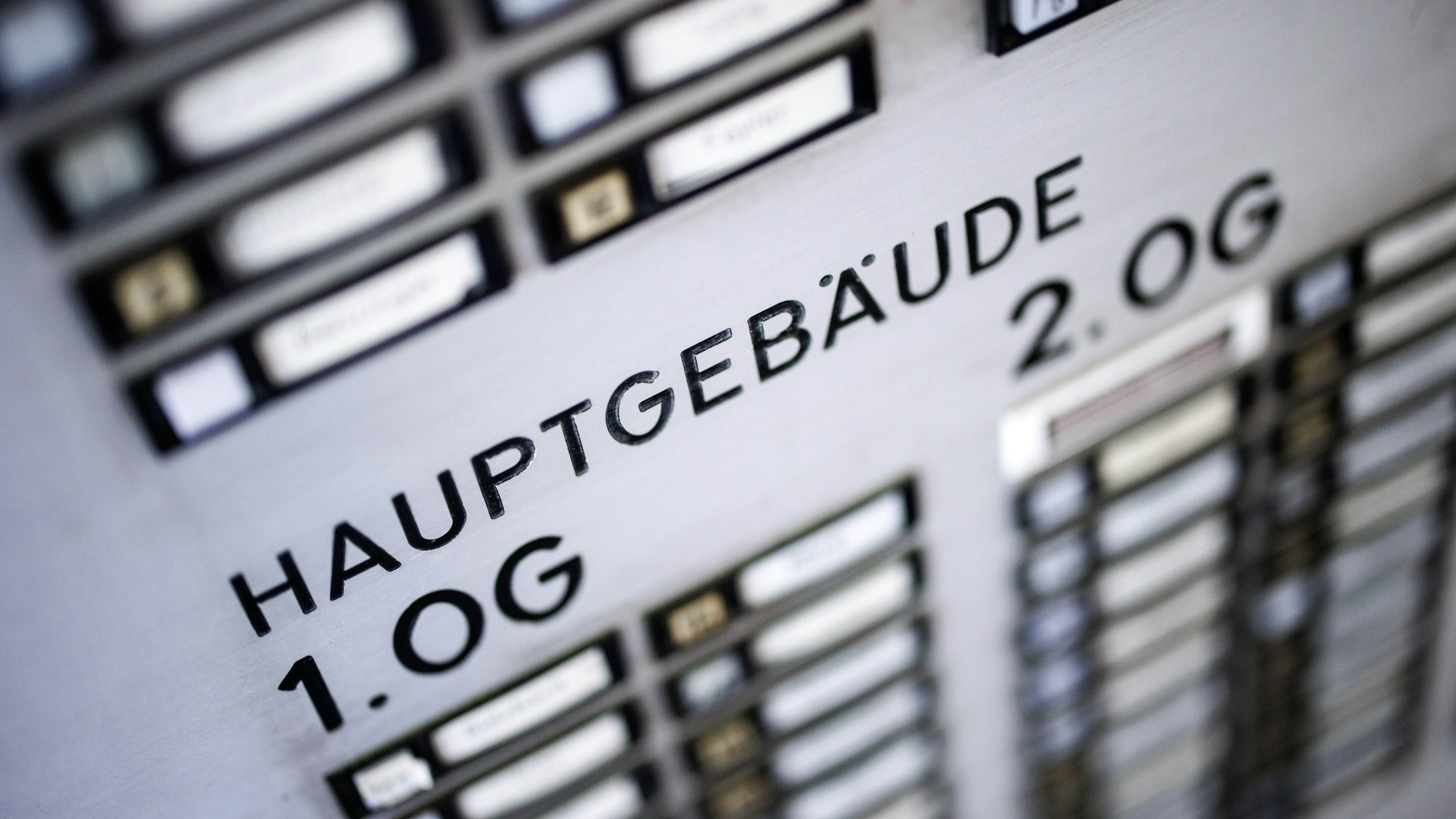 Klingelschilder an einem Wohngebäude.