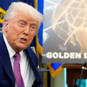 US-Präsident Donald Trump spricht im Oval Office des Weißen Hauses. Foto: Alex Brandon/AP/dpa