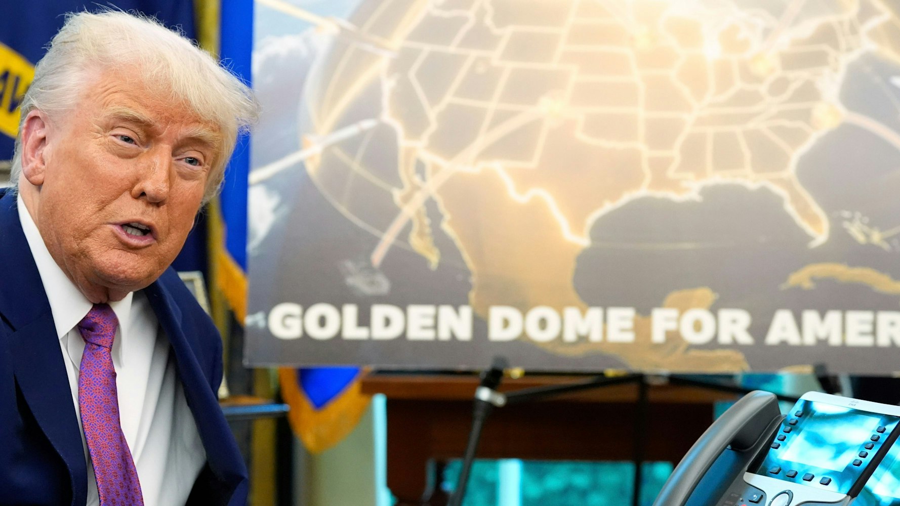 US-Präsident Donald Trump spricht im Oval Office des Weißen Hauses. Foto: Alex Brandon/AP/dpa