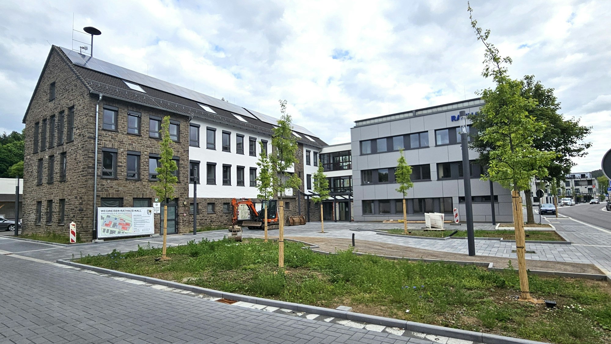 Blick auf das Kaller Rathaus und den Vorplatz.