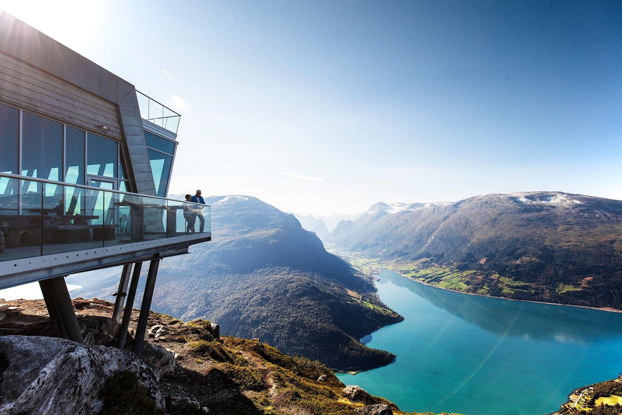 Der Loen Skylift, die steilste Pendelseilbahn der Welt, bringt Besucher auf den Berg Hoven, dessen Gipfel über dem Nordfjord thront.