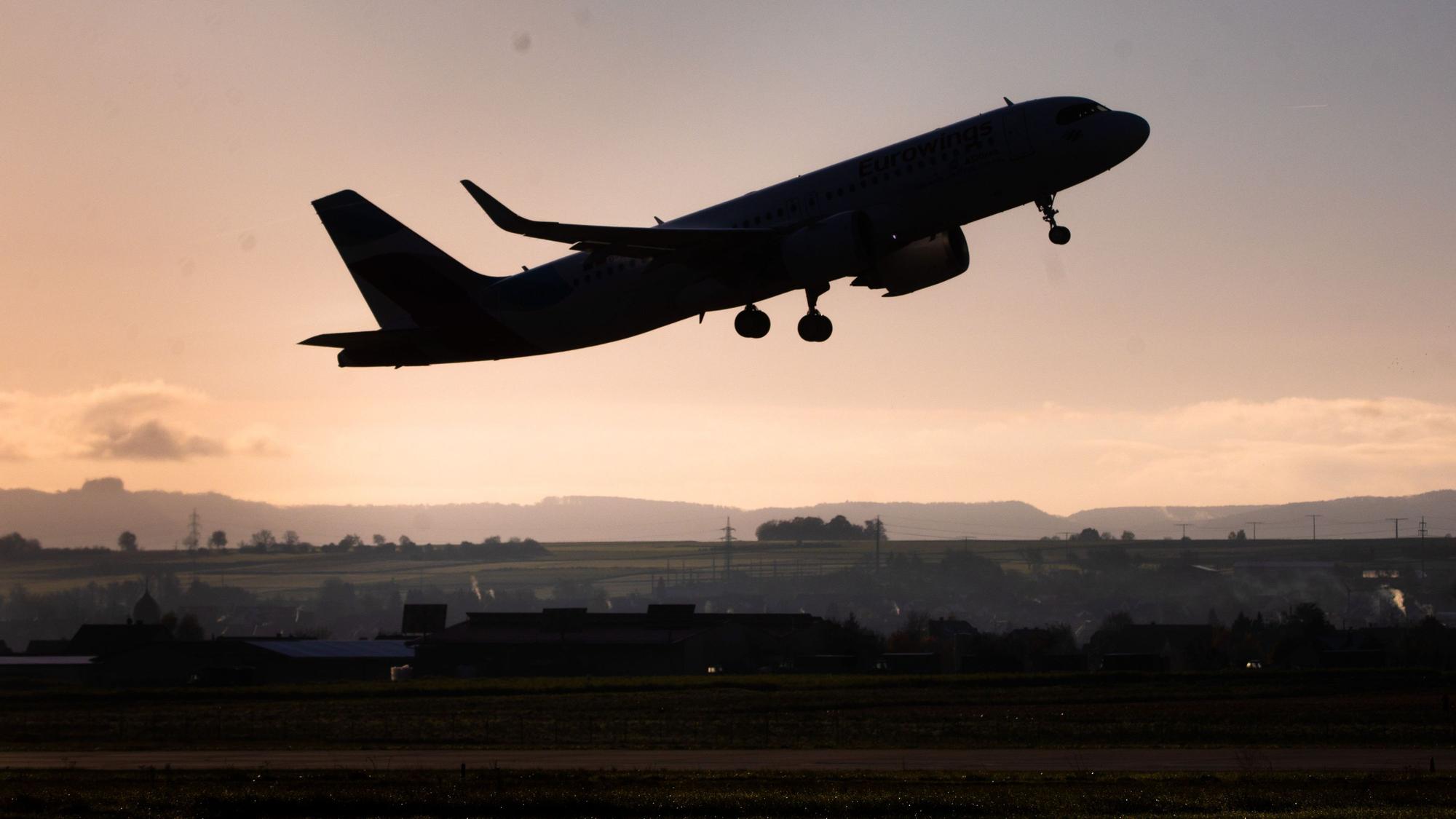 Ein Airbus A 320 Neo von Eurowings startet in Stuttgart.