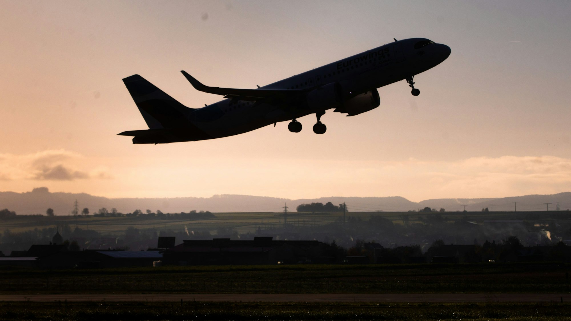 Ein Airbus A 320 Neo von Eurowings startet in Stuttgart.