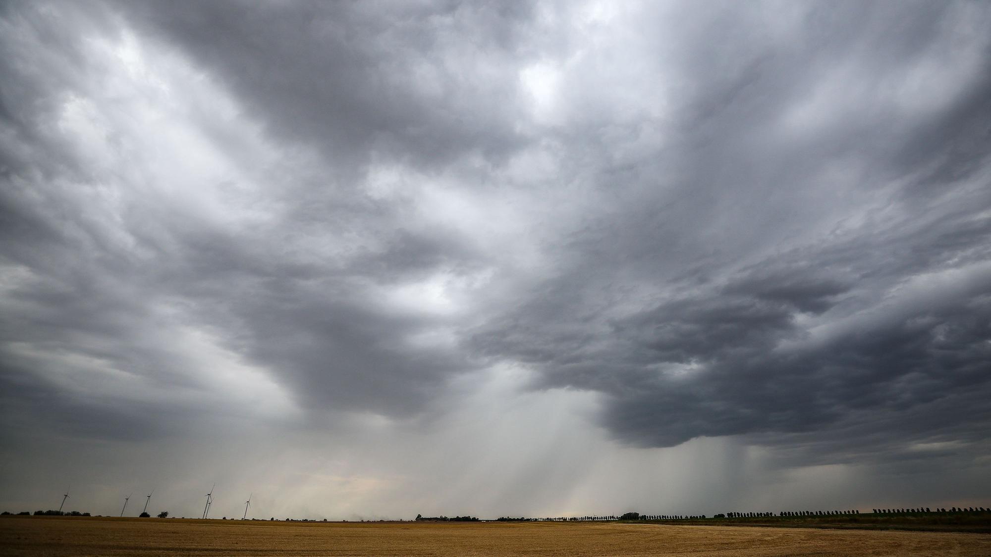 Der Deutsche Wetterdienst warnt vor starkem Gewitter mit Sturm, Starkregen und Hagel. (Archivbild)