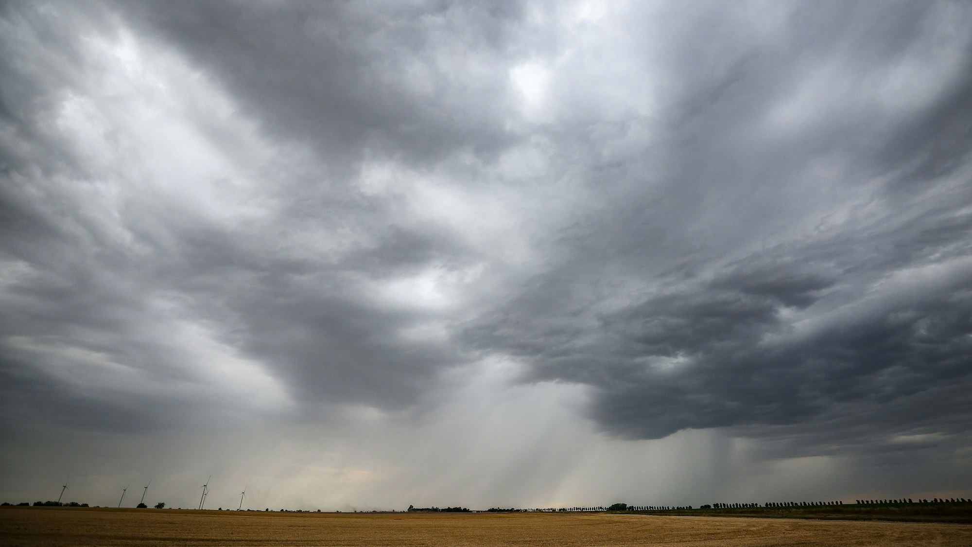 Der Deutsche Wetterdienst warnt vor starkem Gewitter mit Sturm, Starkregen und Hagel. (Archivbild)