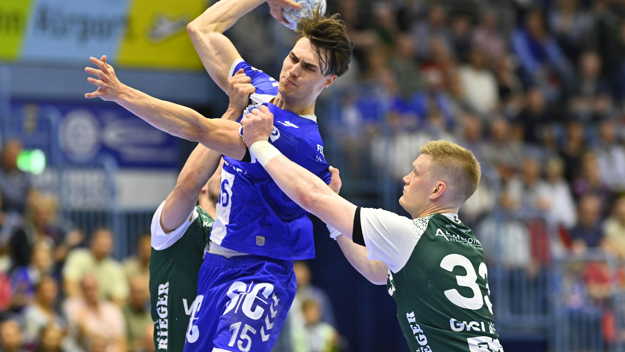 VfL-Spieler Miro Schluroff beim Wurf auf das Tor.