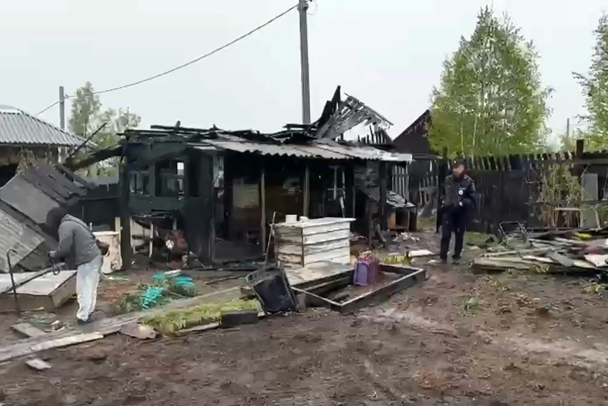Ein Beamter des russischen Ermittlungskomitees dokumentiert den Schauplatz eines Massenmordes an Teenagern in der Stadt Baikalsk. Bei einem Messerangriff während einer Geburtstagsfeier wurden vier Jugendliche getötet und vier weitere verletzt. Der mutmaßliche Angreifer starb im Feuer.