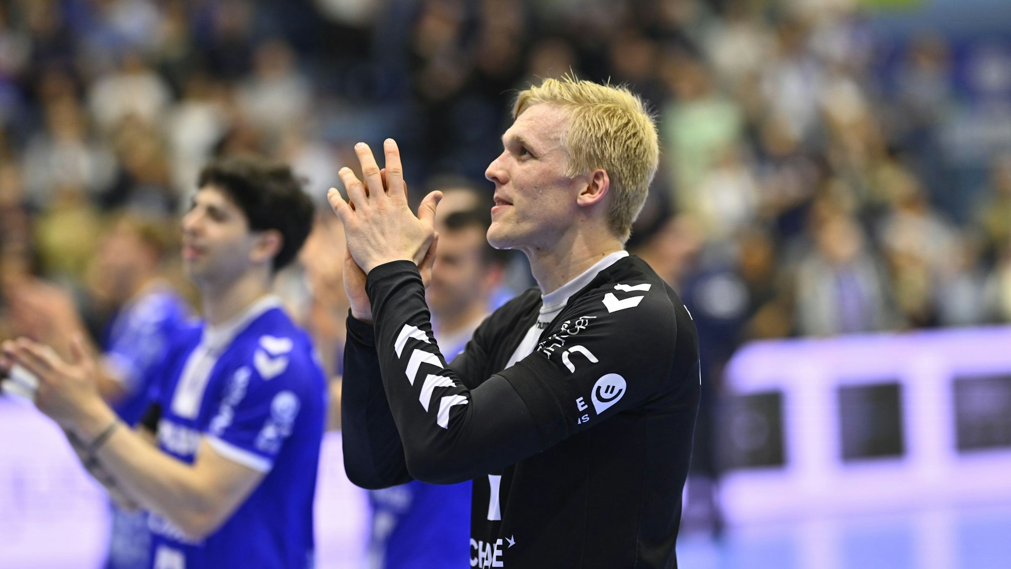 VfL-Torhüter Bertram Obling applaudiert in Richtung der VfL Fans.