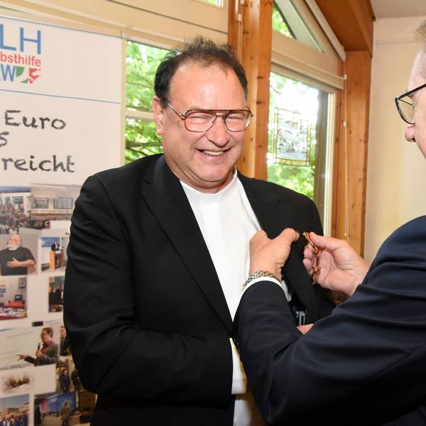 Oberbergs Landrat Jochen Hagt (rechts) übergibt den Verdienstorden der Bundesrepublik Deutschland an den Bergneustädter Michael Enders.