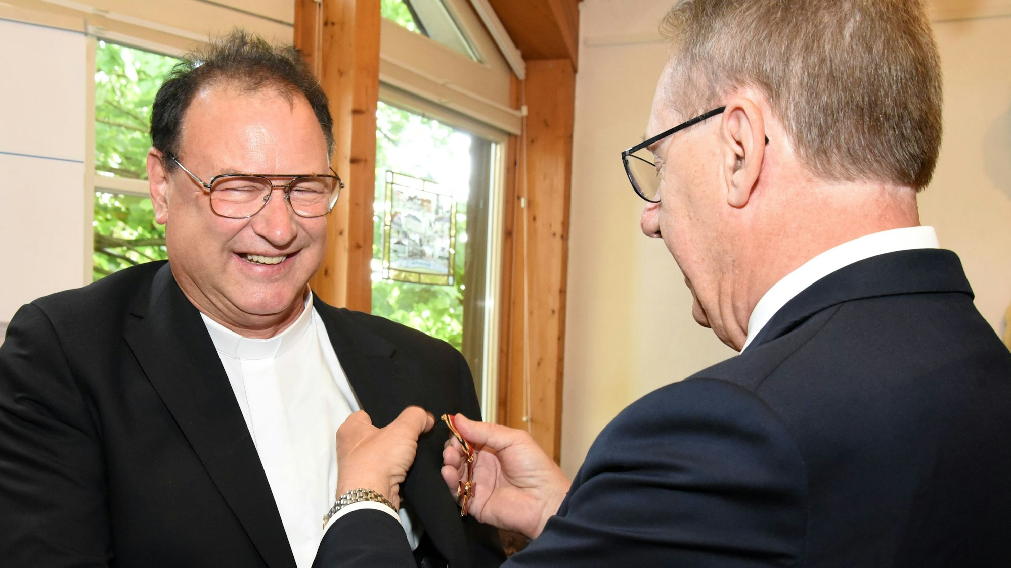 Oberbergs Landrat Jochen Hagt (rechts) übergibt den Verdienstorden der Bundesrepublik Deutschland an den Bergneustädter Michael Enders.