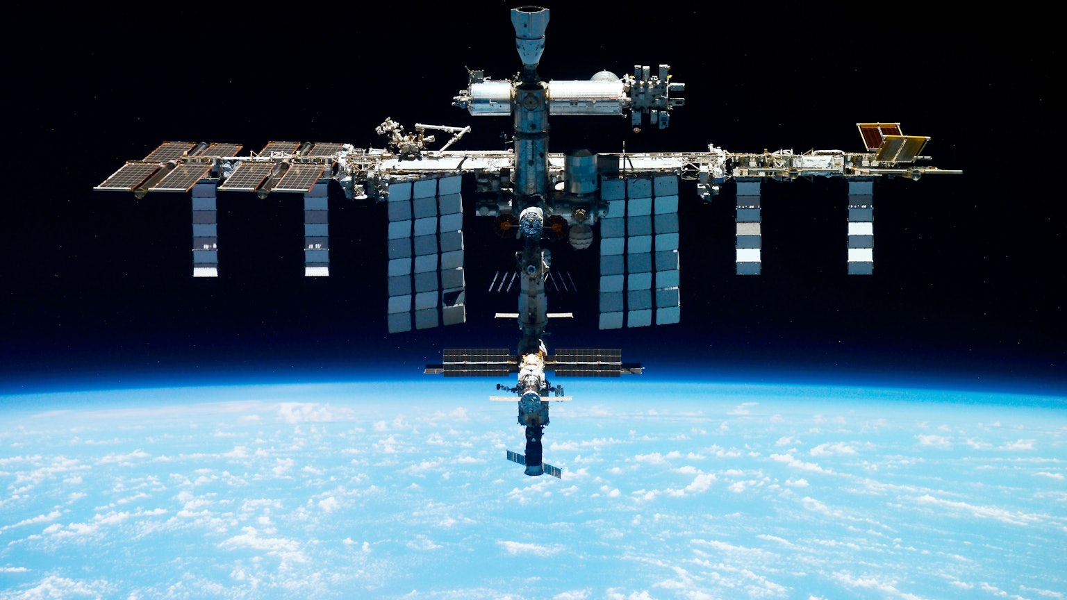 Dieses undatierte Bild von Roscosmos zeigt die Internationale Raumstation ISS.