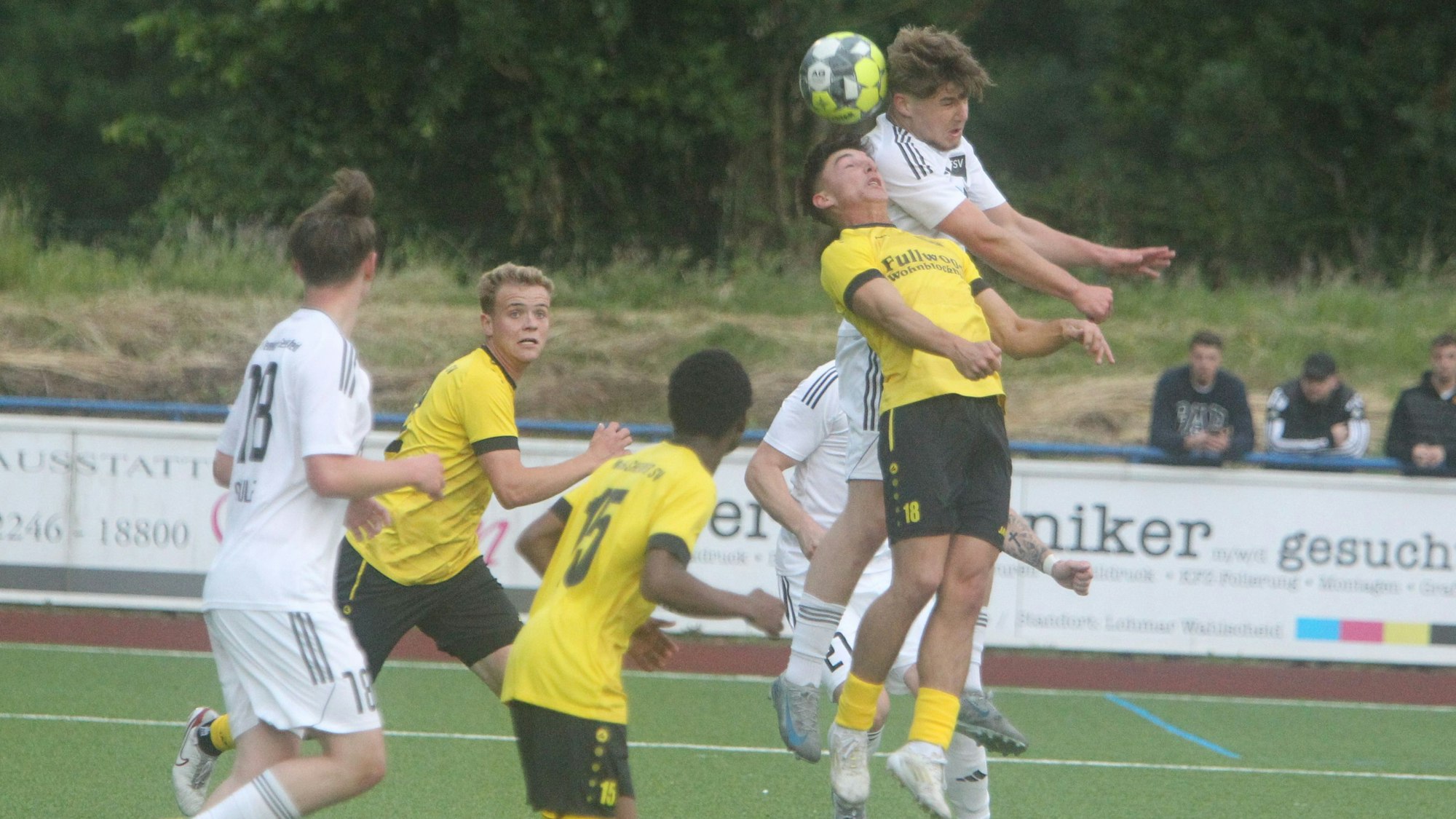 Kopfballduell zwischen Maxim Teichrieb (unten) gegen Jonas Friesen vom FSV.