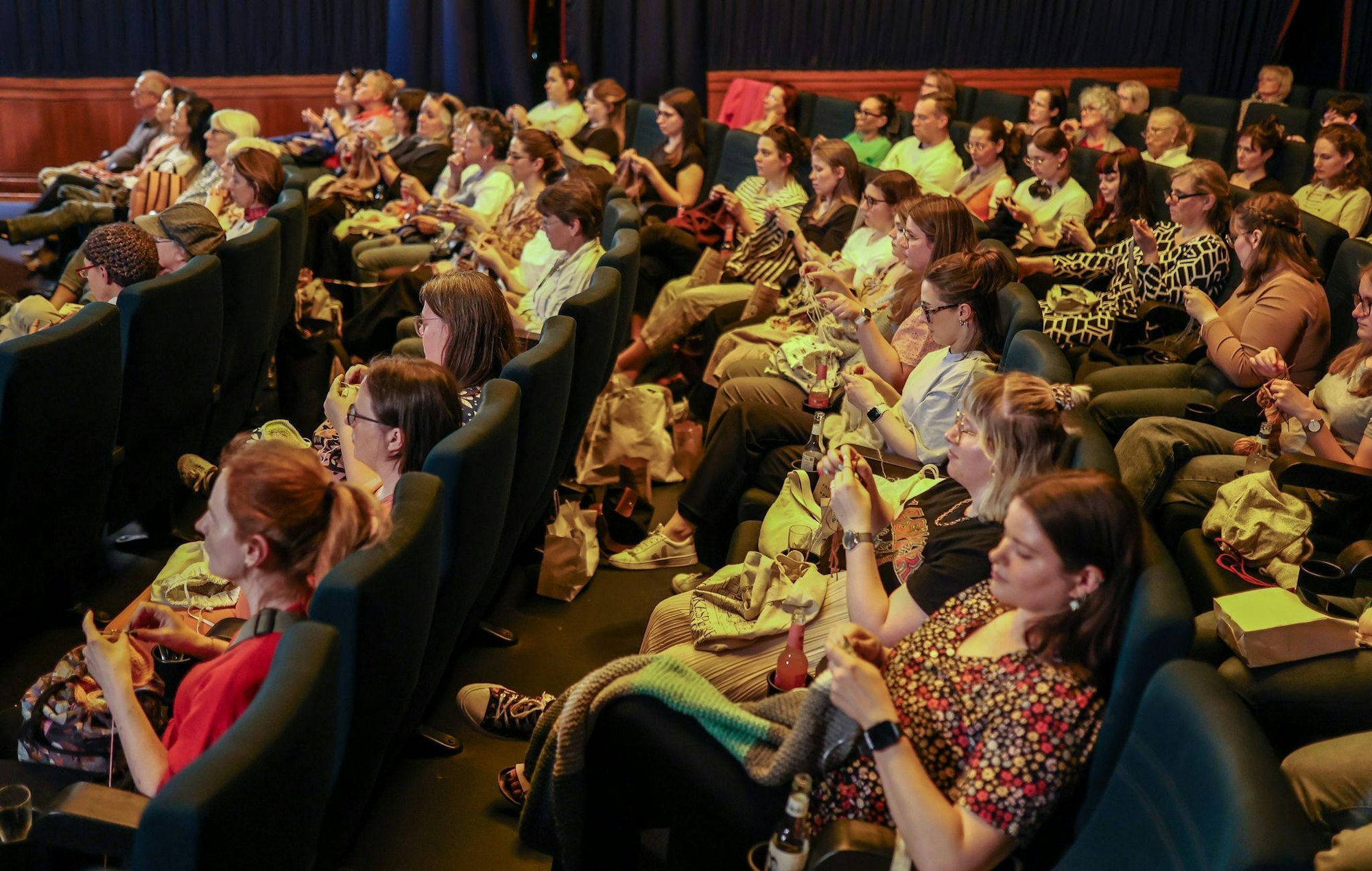 Das Publikum beim «Strick-Kino» sind überwiegend Frauen.