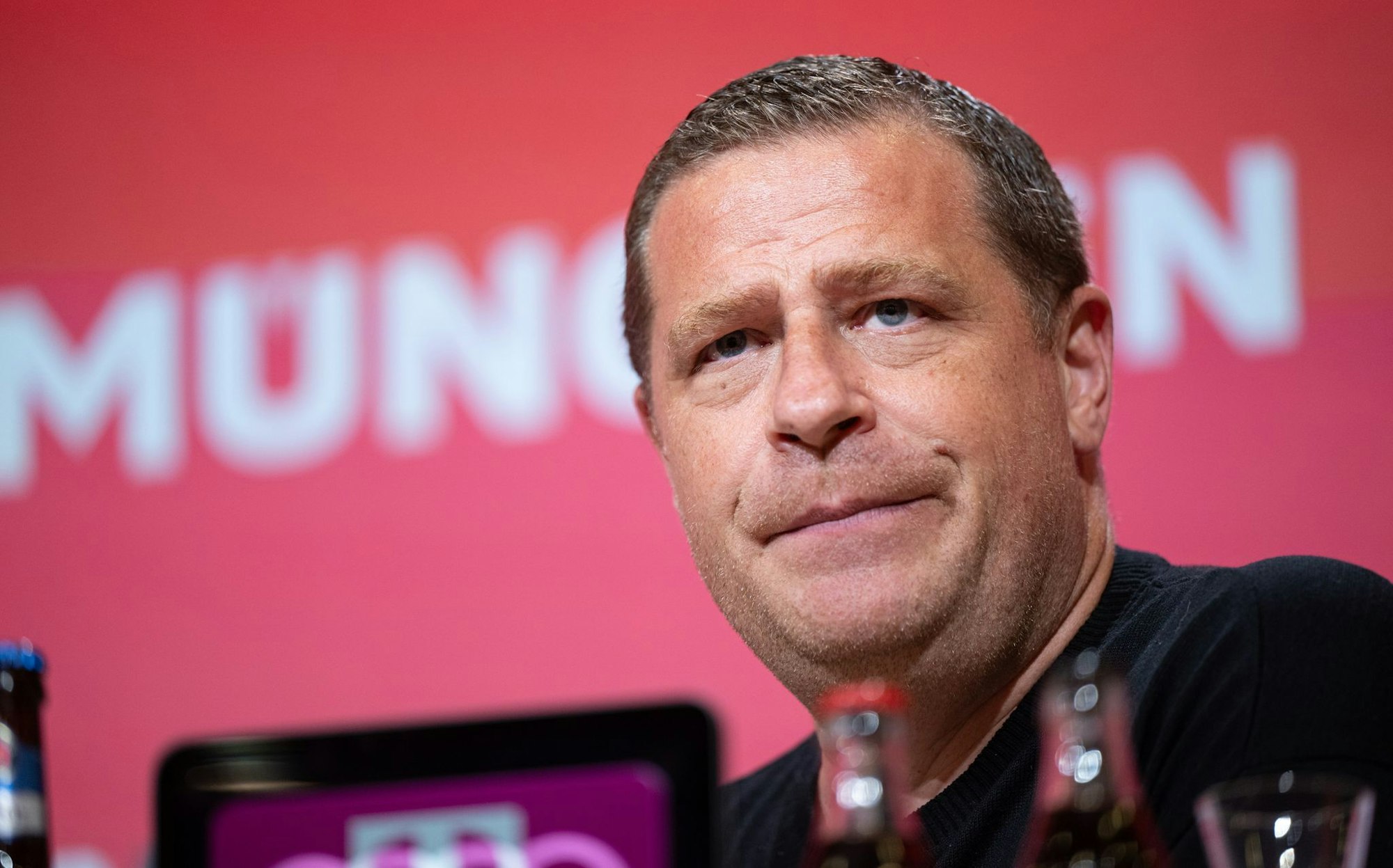 Bayerns Sportvorstand Max Eberl ist «sehr glücklich» über die Verpflichtung von Jonathan Tah.