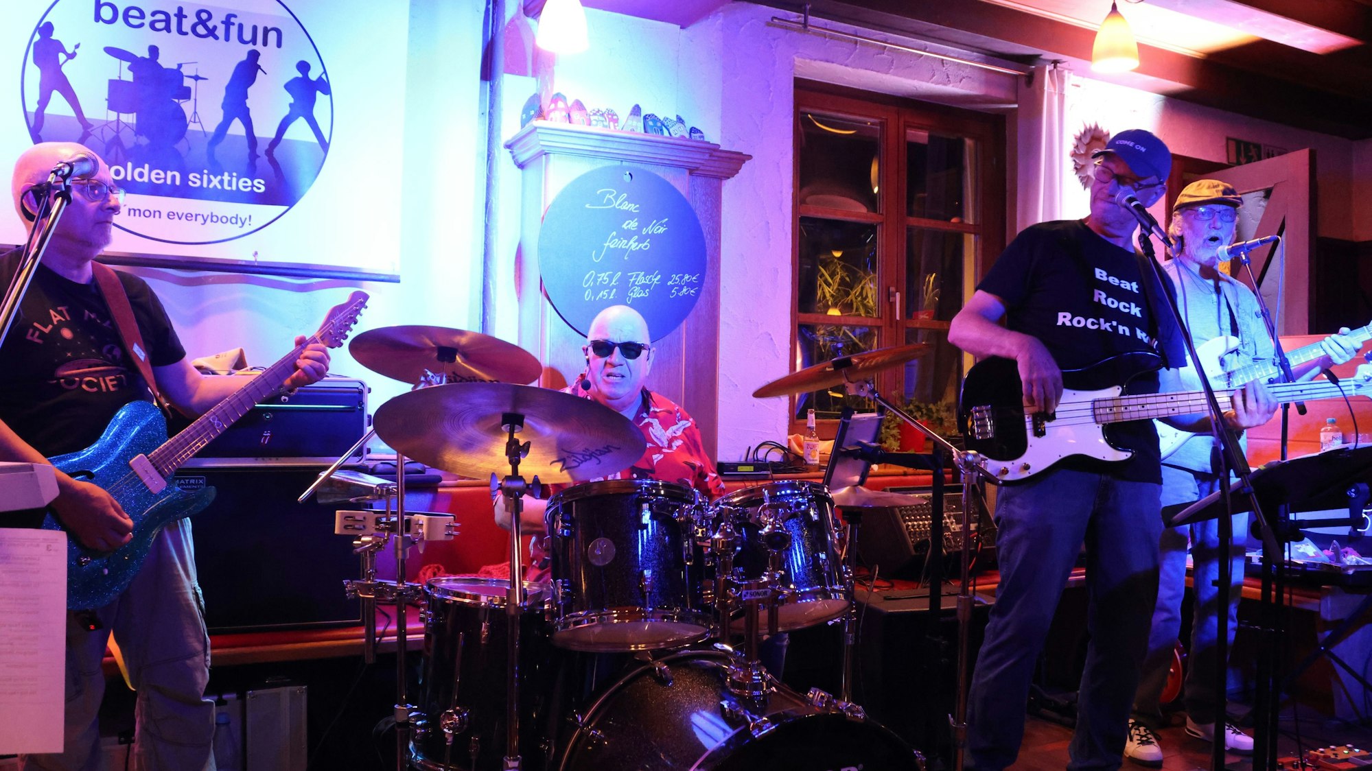 Am Wiehler Waldhotel ließ die Band Beat & Fun die Sechziger und Siebziger wieder aufleben. Der „Musikalische Kneipenbummel“ lockte Musikfreundinnen und Musikfreunde in Scharen zu Locations wie dieser.