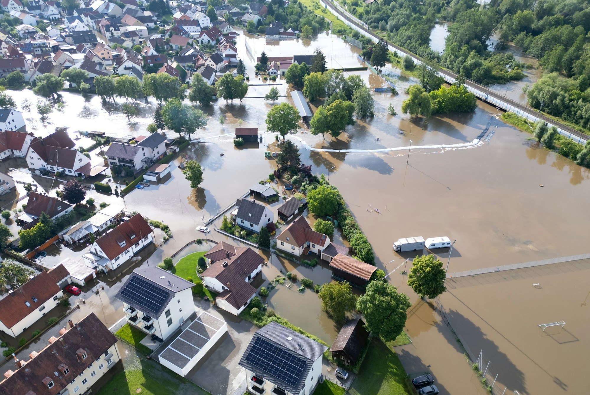Die im Juni 2024 überschwemmte bayerische Ortschaft Reichertshofen. Nur die Hälfte der deutschen Wohngebäude ist gegen Elementarschäden versichert, die neue Bundesregierung will daher eine Pflichtversicherung einführen.