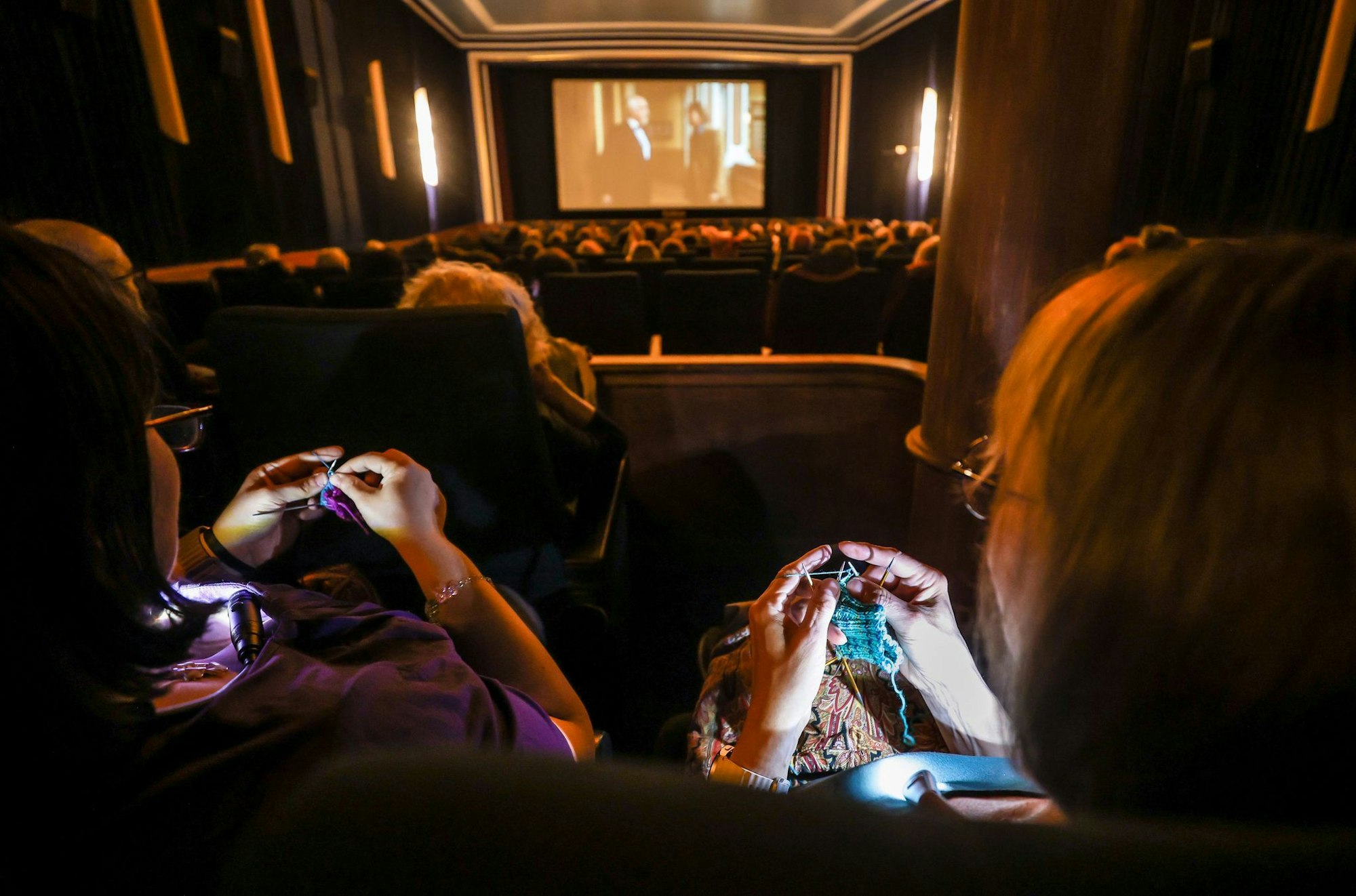 Beim «Strick-Kino» wie hier in Mannheim stricken die Kinobesucher(innen) und genießen nebenher einen Film.