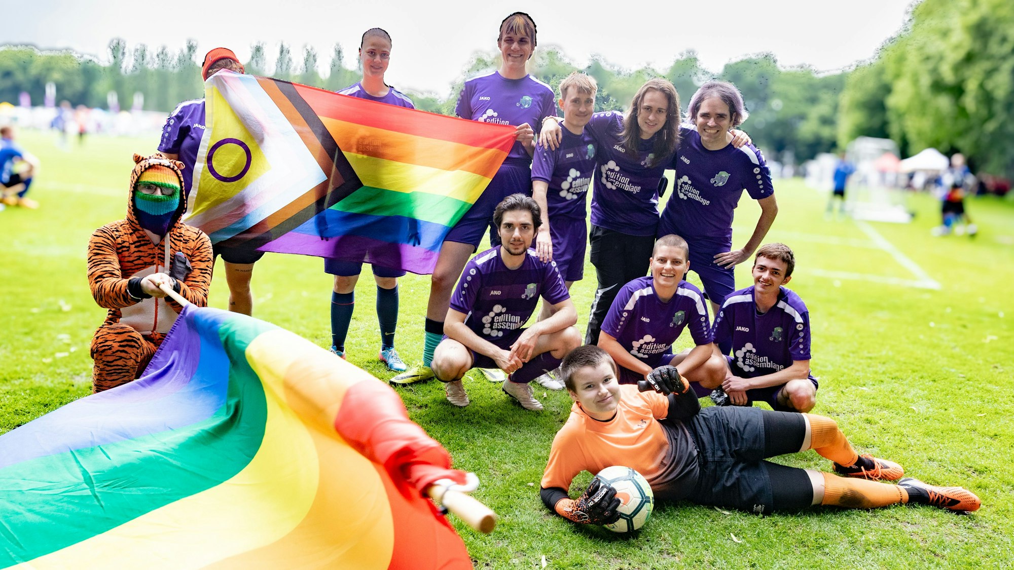 Eine Mannschaft posiert vor dem Anpfiff.