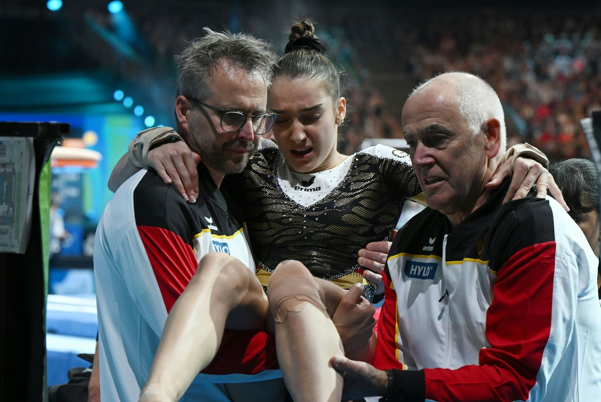 Helen Kevric wird aus der Halle getragen.