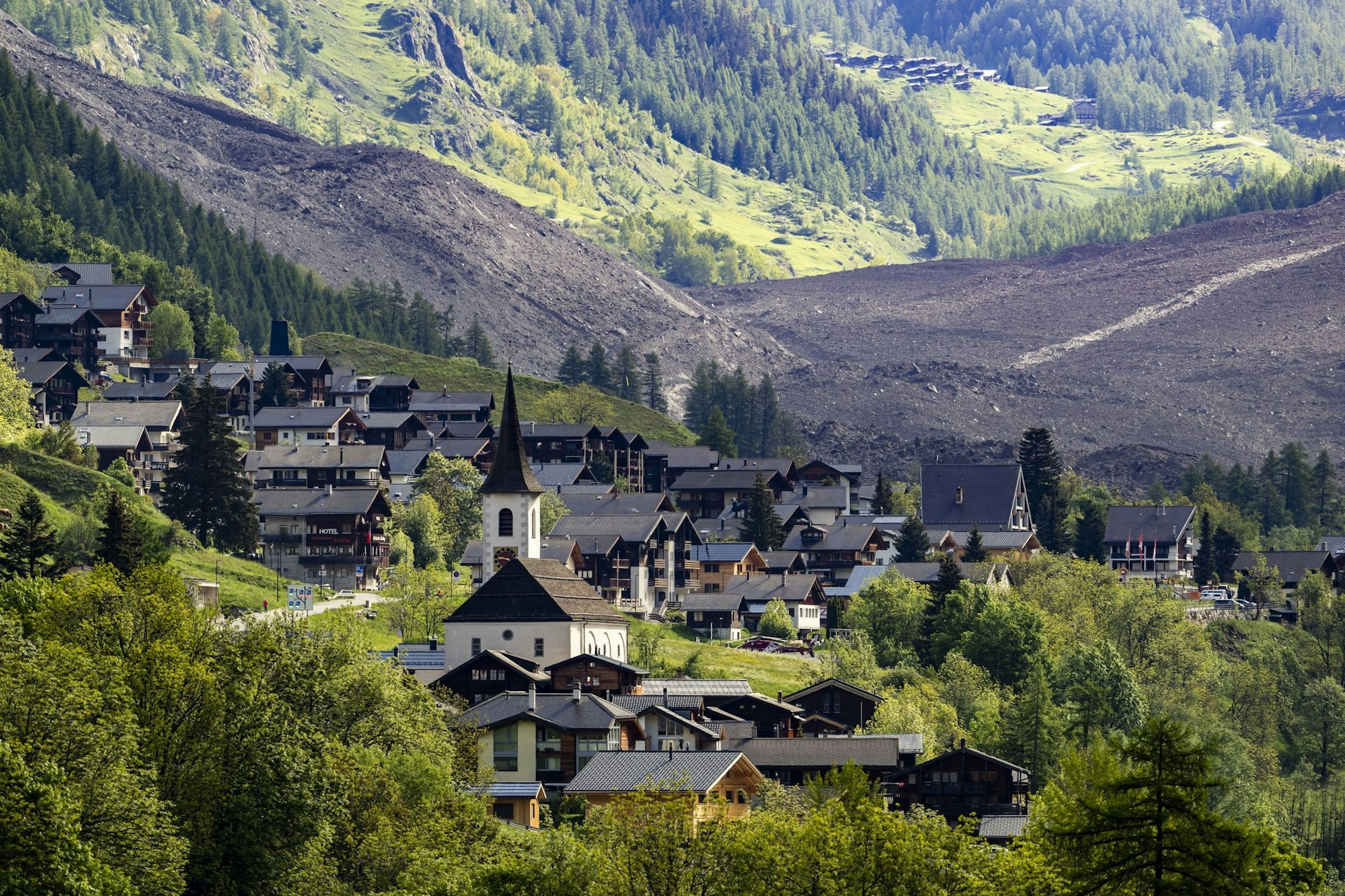 Das Dorf Kippel wurde verschont, dahinter ist die Wüste aus Eis, Schlamm und Fels zu sehen.