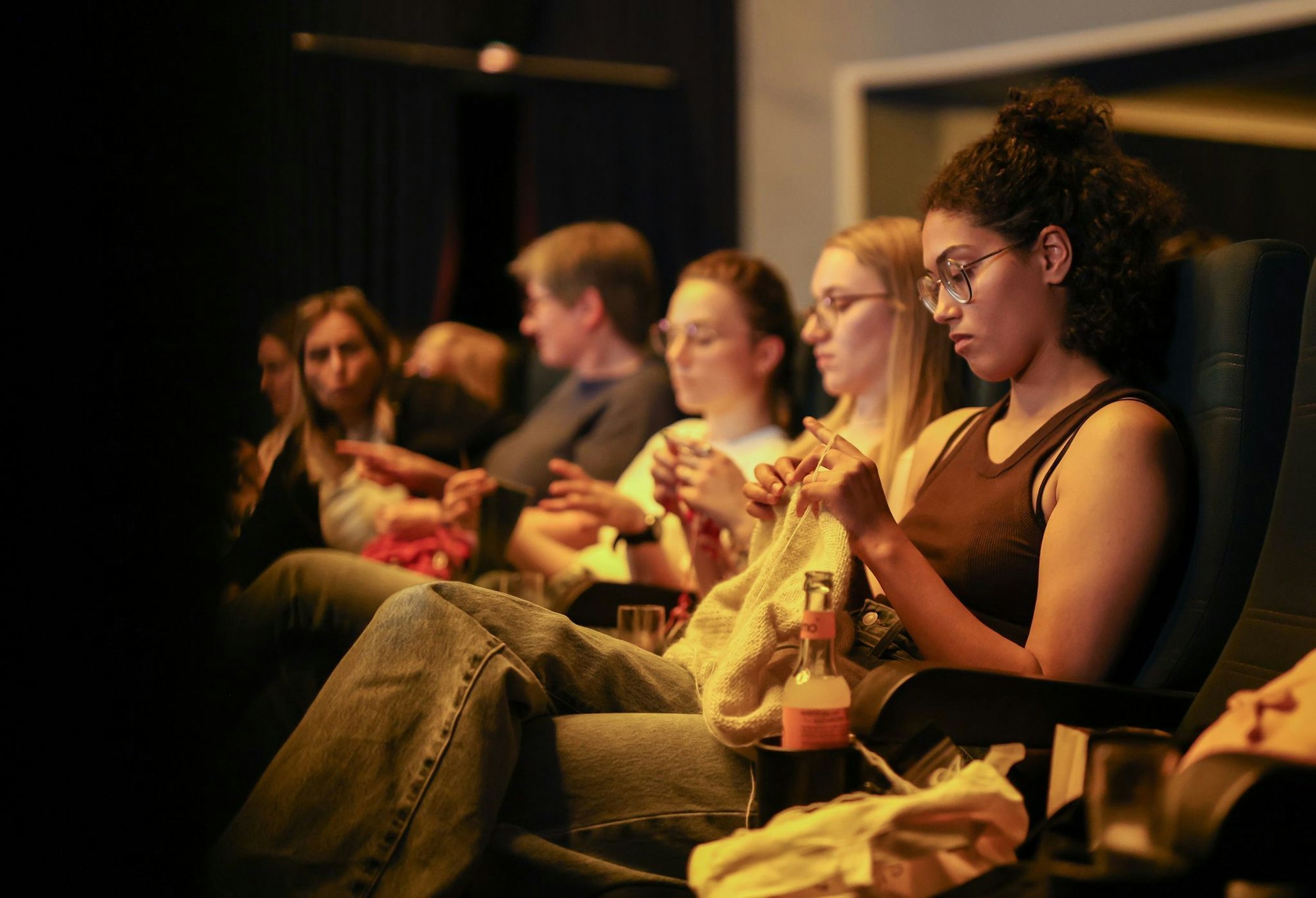 Multitasking im Kinosaal: Vom Alter ist das Publikum im «Strick-Kino» gemischt.