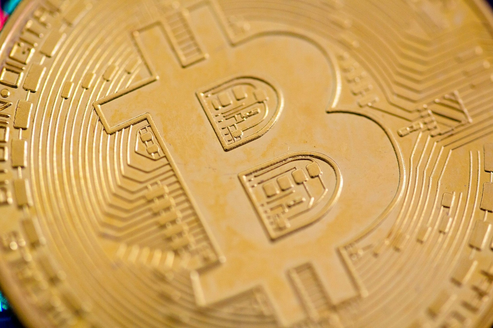 Eine Bitcoin-Münze liegt auf einem Tisch. (Symbolbild)