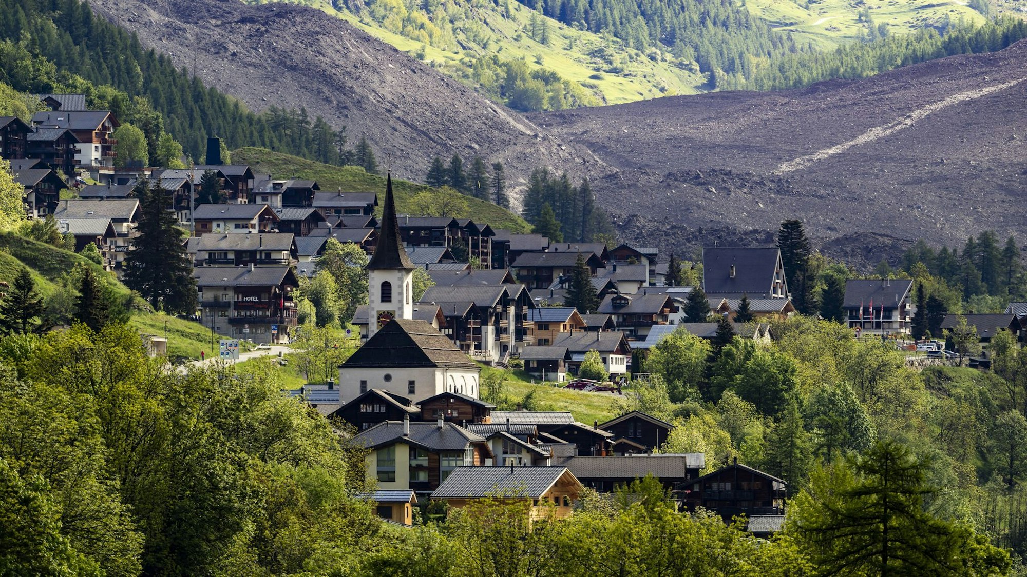 Das Dorf Kippel wurde verschont, dahinter ist die Wüste aus Eis, Schlamm und Fels zu sehen.