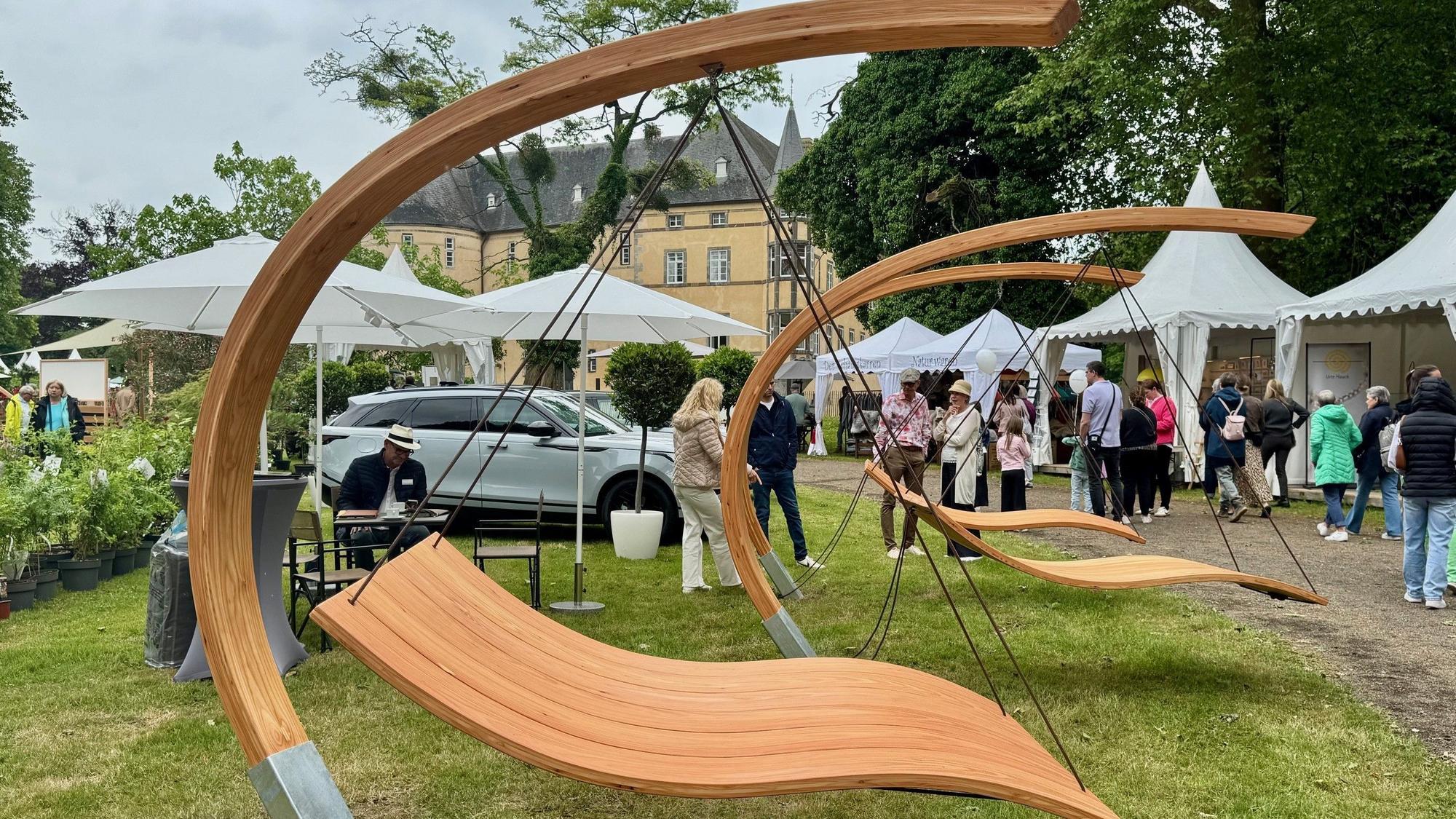 Gartenliegen aus Holz in Wellenform.