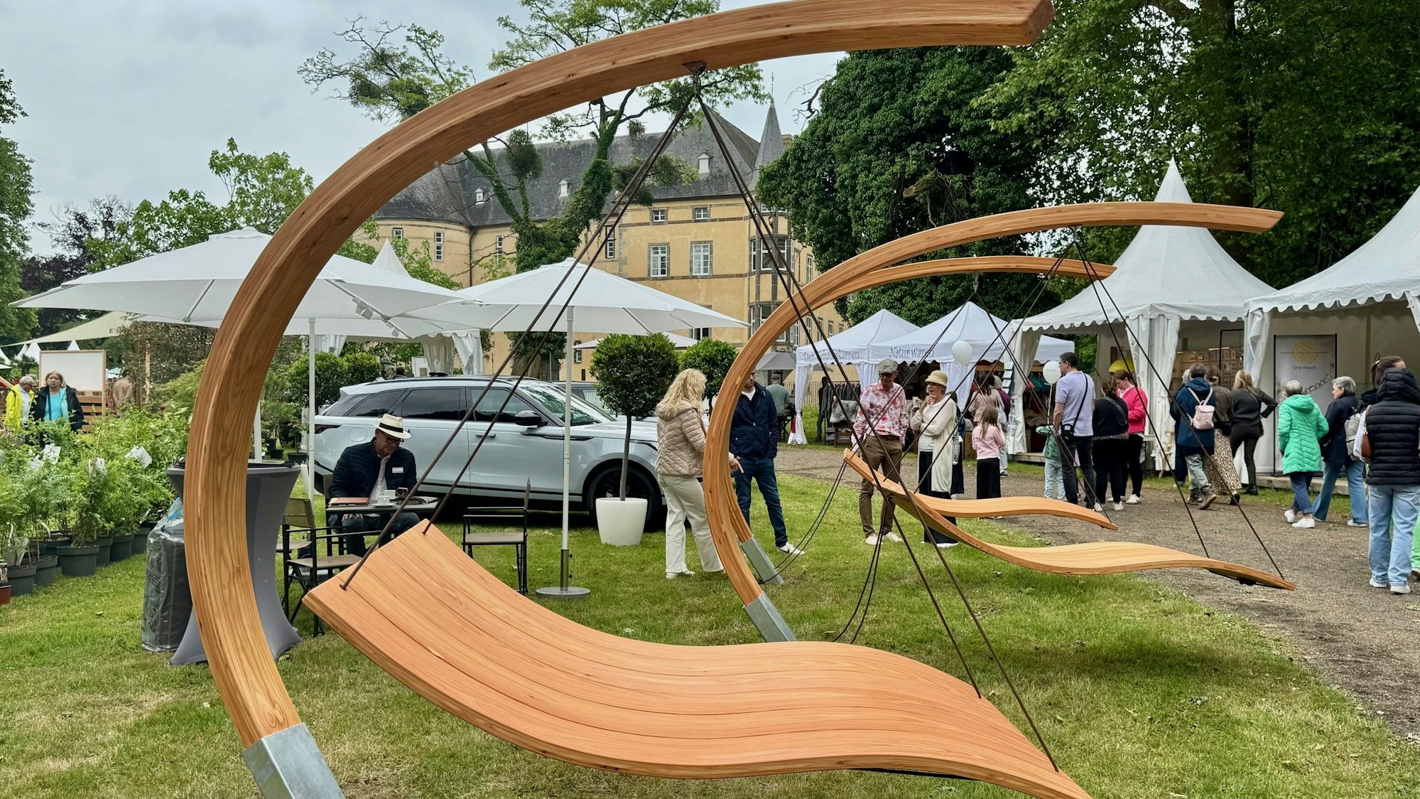 Gartenliegen aus Holz in Wellenform.