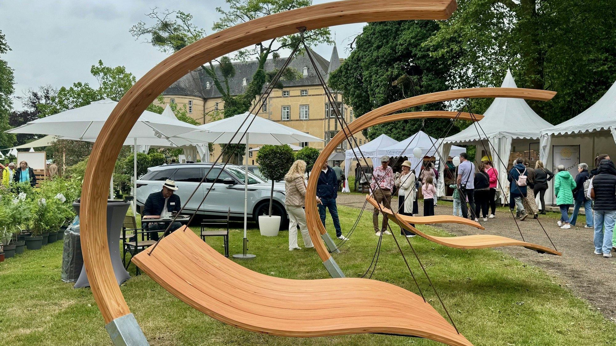 Gartenliegen aus Holz in Wellenform.