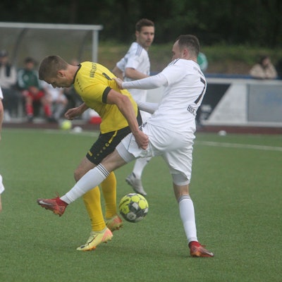 Wahlscheids Max Klink (l.) gegen Neunkirchen-Seelscheids Patrick Busch.