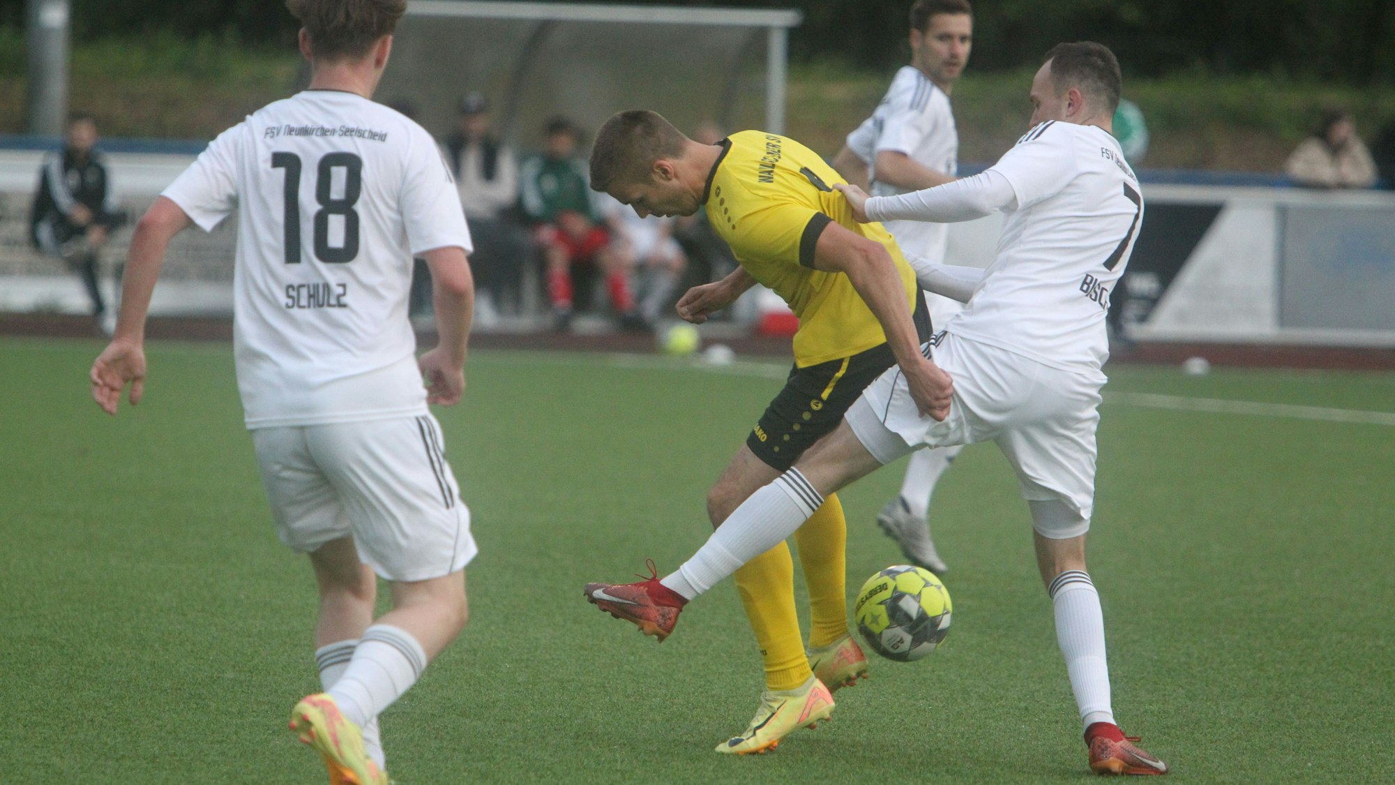 Wahlscheids Max Klink (l.) gegen Neunkirchen-Seelscheids Patrick Busch.