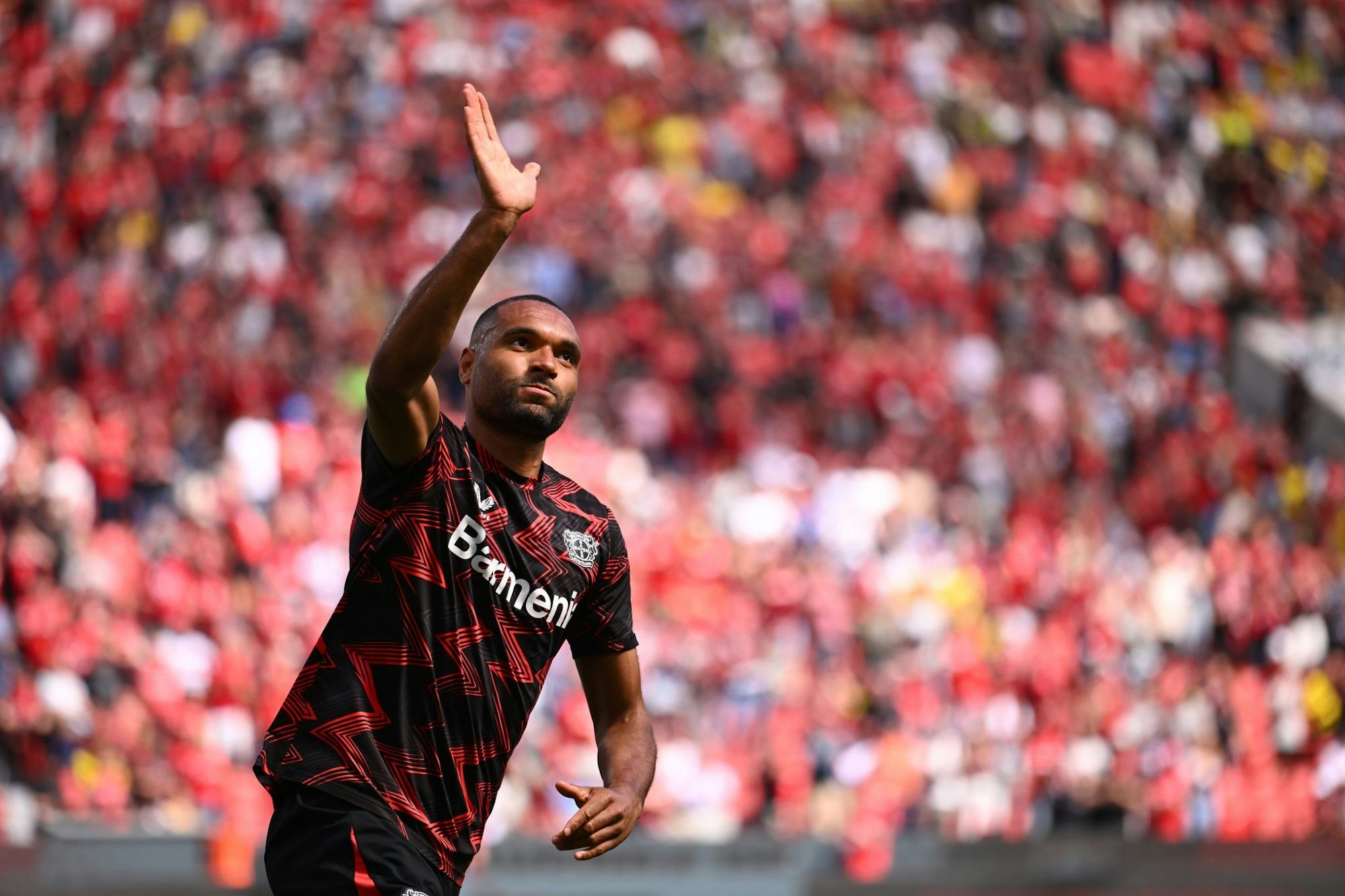 Trikotwechsel: Jonathan Tah bei seinem Abschied aus Leverkusen.