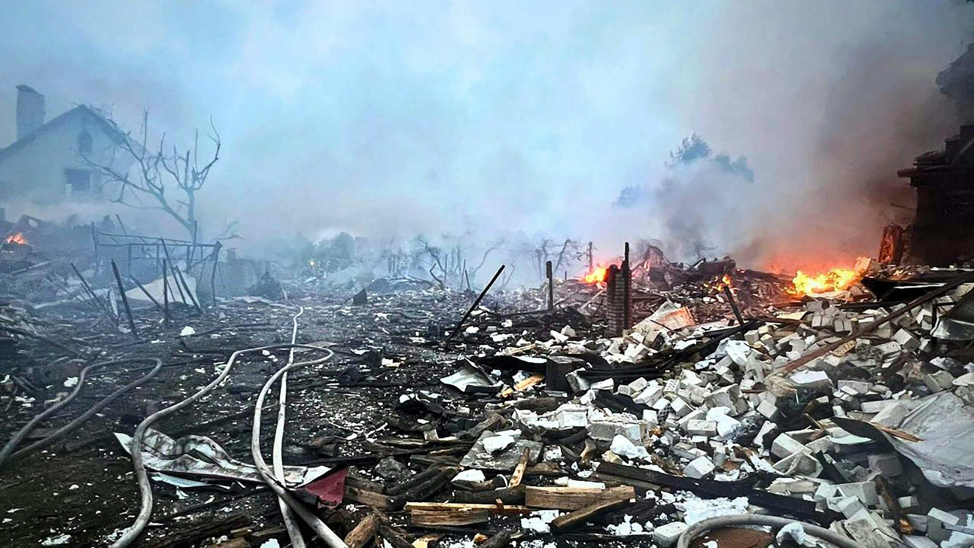 This handout photograph taken and released by Ukrainian State Emergency Service Press Service on May 25, 2025 shows a fire in damaged houses following Russian strike in Kyiv region, amid Russian invasion in Ukraine. Russian strikes killed three people in the Kyiv region overnight, a Ukrainian official said on May 25, 2025, as the two countries fired drones towards each other's capitals. "Unfortunately, three people died last night as a result of an enemy attack in the Kyiv region," Mykola Kalashnyk, who heads the regional military administration, wrote in a Telegram post. (Photo by Handout / Ukrainian State Emergency Service Press Service / AFP) / RESTRICTED TO EDITORIAL USE - MANDATORY CREDIT "AFP PHOTO / Ukrainian State Emergency Service Press Service" - HANDOUT - NO MARKETING NO ADVERTISING CAMPAIGNS - DISTRIBUTED AS A SERVICE TO CLIENTS