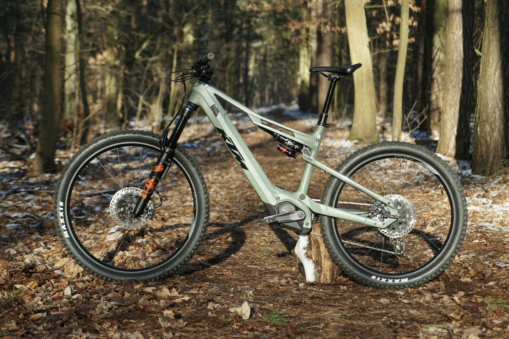 Das KTM ist ein sogenanntes Mullet-Bike - vorn ist das Laufrad größer (29 Zoll), während hinten ein kleineres rotiert (27,5 Zoll). Mit diesem Set-up soll im Gelände mehr Laufruhe mit besserer Wendigkeit verbunden werden.